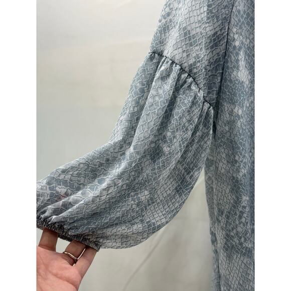 women's airy blue/gray medium Calstyee blouse - Picture 2 of 5